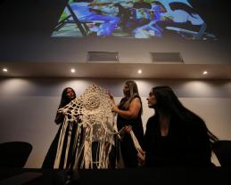 Exhibirán con una “Medusa” de cabello humano la contaminación del Río Santiago, en Juanacatlán