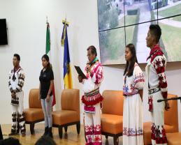 Estudiantes indígenas enfrentan la pérdida de sus lenguas ante programas educativos que únicamente enseñan en español