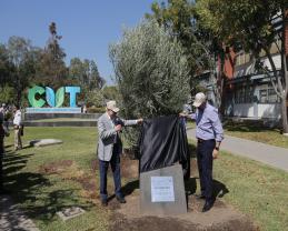 Inauguran el Bosque CUT, un monumento vivo en homenaje a Raúl Padilla y la Terraza Oasis