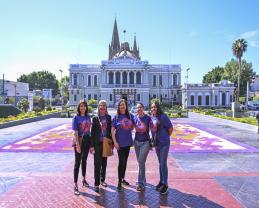 Elabora alumnado de Prepas UDG “Tapete efímero” para visibilizar la igualdad de género