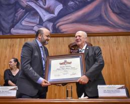 Honran al doctor Miguel Ángel Navarro como Maestro Emérito de la UdeG