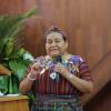 Desaprender, reaprender y enriquecer el derecho indígena; pide Rigoberta Menchú Tum en la Preparatoria de Tuxpan