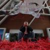 Develan escultura El portador del conocimiento en la Biblioteca Pública del Estado de Jalisco Juan José Arreola