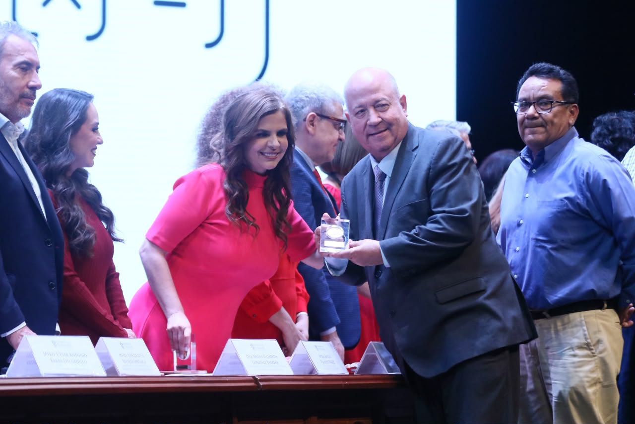 La UdeG reconoce a universitarios con 35, 40, 45, 50 y 55 años de servicio